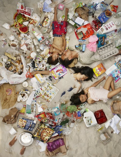 Портреты американцев посреди их недельного мусора