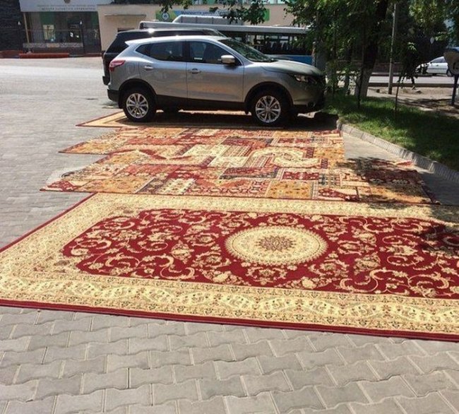 Ковровая парковка возле казахского ресторана
