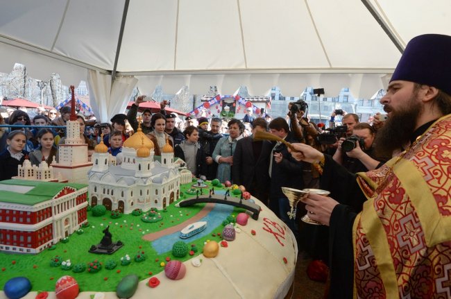 Самый большой в мире кулич съели 10 тысяч москвичей