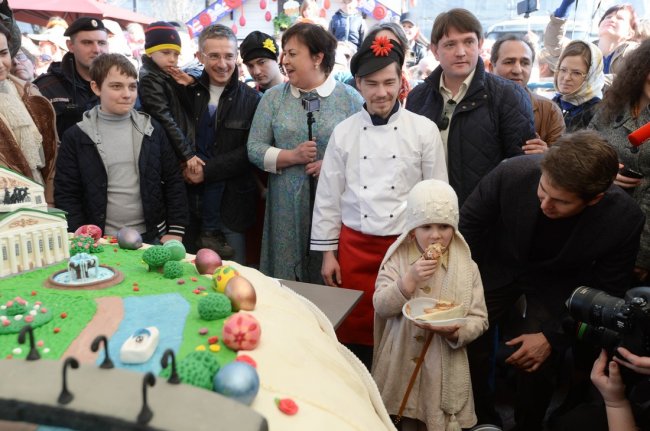 Самый большой в мире кулич съели 10 тысяч москвичей