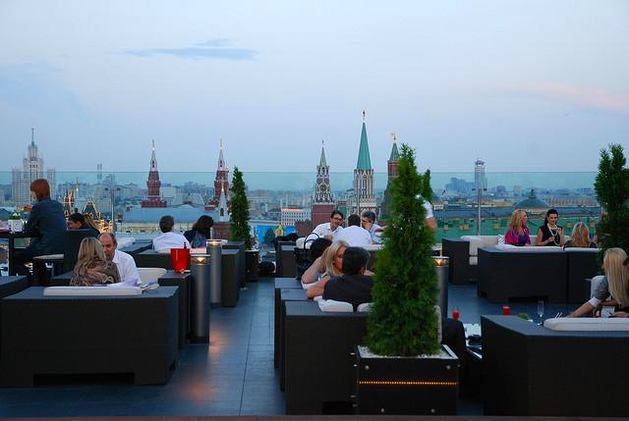 10 самых красивых летних террас баров и ресторанов Москвы