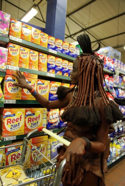 Женщина из племени Химба в супермаркете