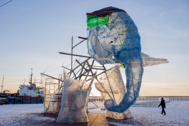 В Архангельске завершилось сооружение гигантского слона из пластиковых бутылок