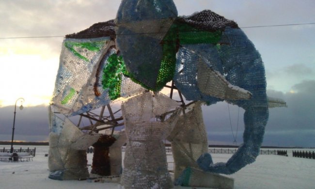 В Архангельске завершилось сооружение гигантского слона из пластиковых бутылок