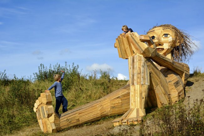 «Шесть спрятанных гигантов» датского скульптора