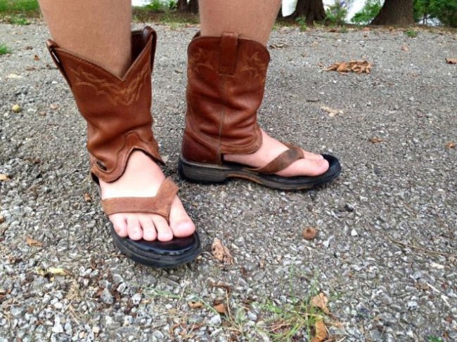 Последний писк моды: ковбойские сандалии