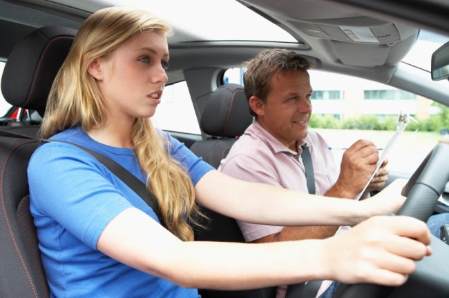Власти предлагают выдавать «автоновичкам» по мере обучения вождению «временные права» 