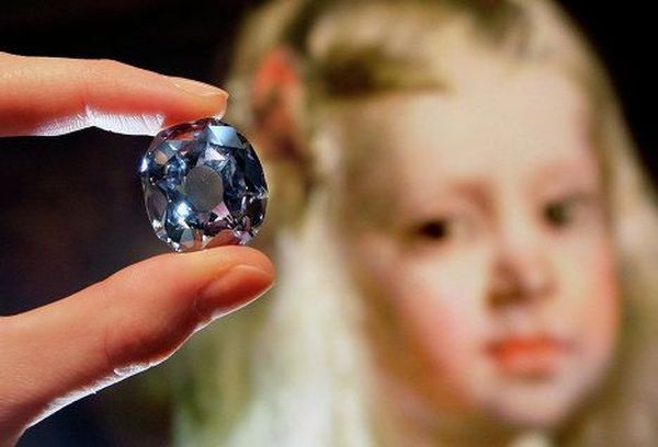 Самые необычные и дорогие бриллианты в мире (12 фото)