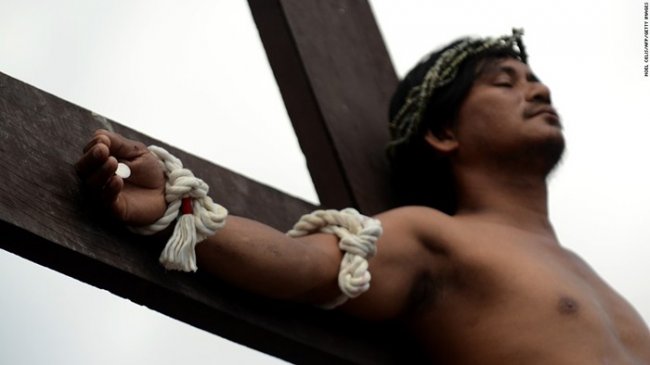 Филиппинец больше 30 лет распинает себя на кресте (8 фото)