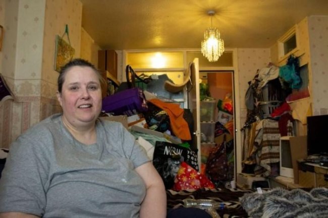 За 7 лет женщина очень сильно забила квартиру мусором (9 фото)