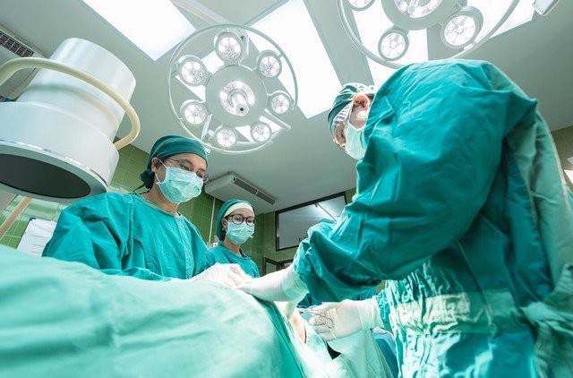 Зарплата дня: сколько получается пластический хирург (2 фото)