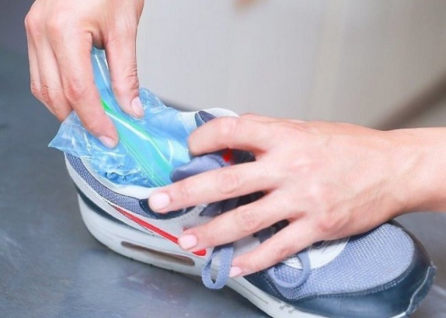 Простой способ растянуть обувь при помощи воды (5 фото)