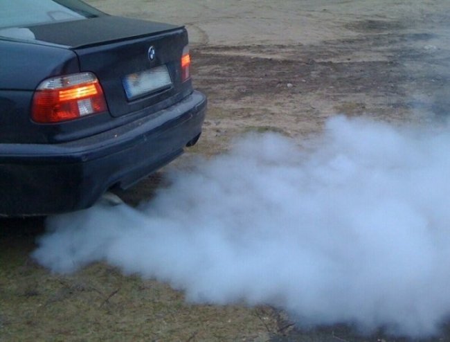 О чем может рассказать цвет выхлопных газов автомобиля (5 фото)