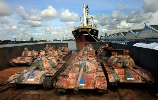 Для чего власти Таиланда топят в океане множество танков (6 фото)