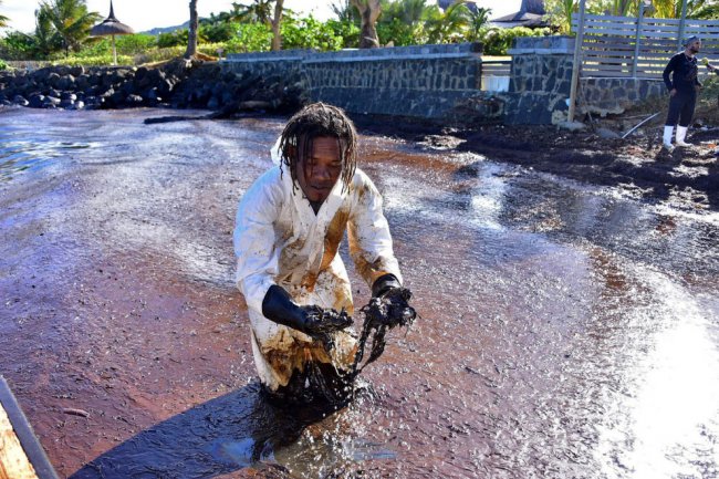 Как собирали нефть у Маврикия