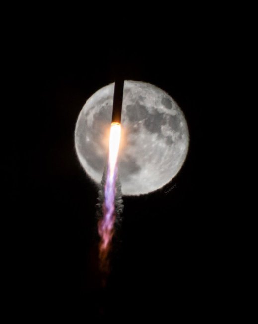 Захватывающие фотографии полёта ракеты на фоне Луны