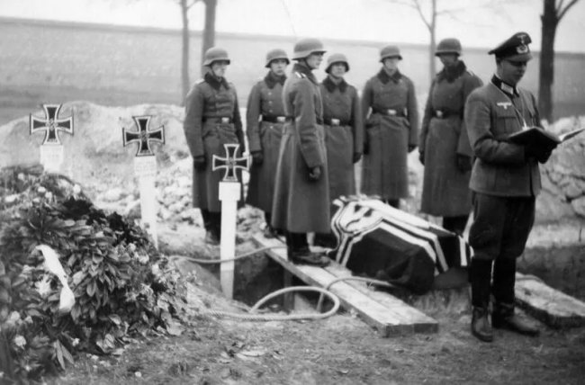«Хоронили столько солдат, сколько помещалось в яму»: об отличиях немецких и советских могил
