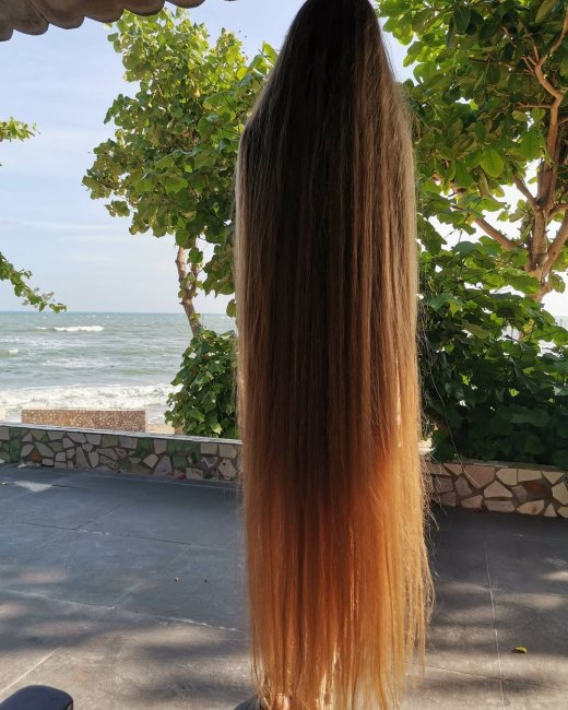 Жительница Иркутска не стригла волосы 23 года и показала результат