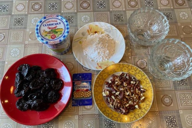 Сметанный десерт с черносливом и грецким орехом