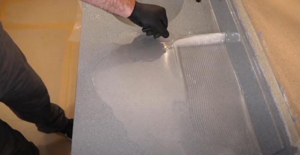 Как сделать покрытие из эпоксидной смолы на столешнице с раковиной