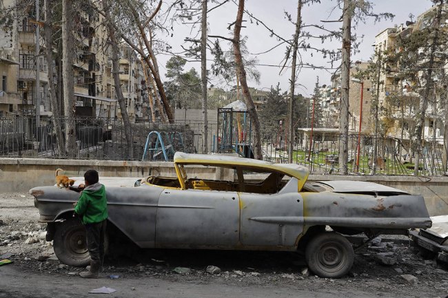 Винтажные автомобили под обломками Алеппо