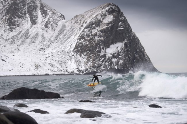 Суровый арктический норвежский серфинг