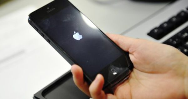 Apple признается в умышленных ограничениях для старых айфонов 