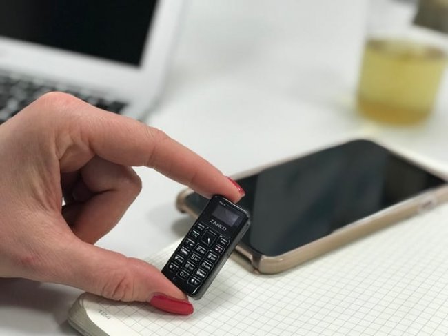 Компания Clubit New представила самый маленький мобильный телефон (менее 5 сантиметров) 