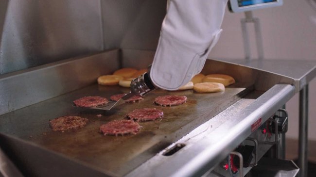 Робот, жарящий гамбургеры, был уволен после первого дня работы 