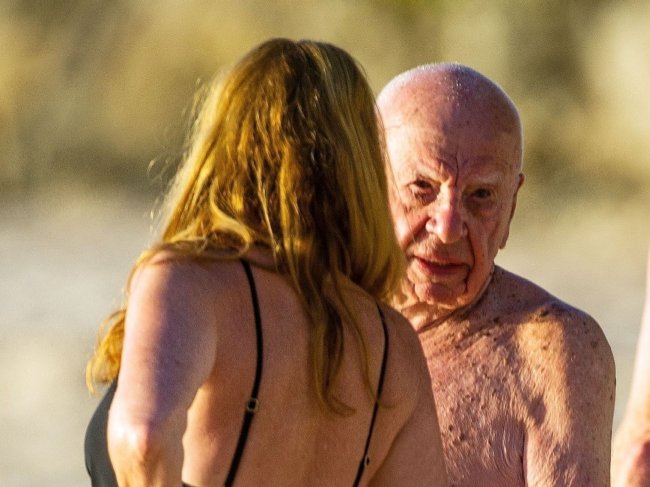 91-летний миллиардер со своей новой девушкой отдыхает на пляже
